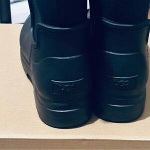 UGG Black Mid Droplets